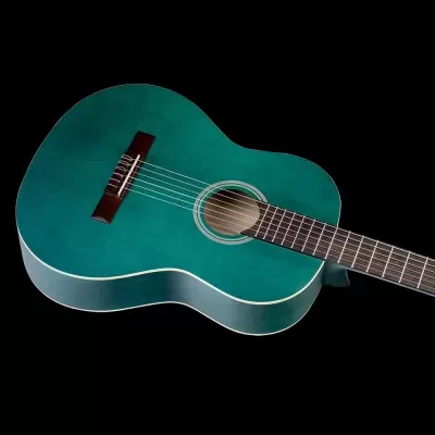 Guitarra clássica azul turquesa em fundo preto