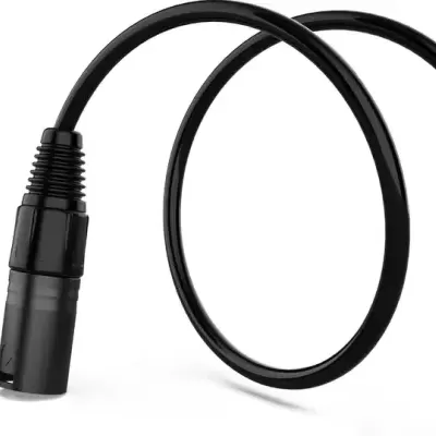Cabo de conector preto com cabo enrolado