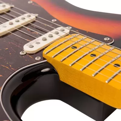 Detalhe de guitarra elétrica sunburst com braço de madeira clara e captadores brancos