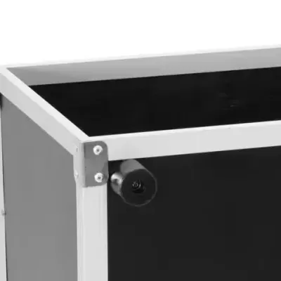 Caixa preta de madeira com estrutura metálica e pés de plástico preto