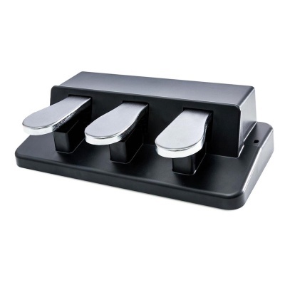 Pedaleira musical com três pedais prateados e estrutura preta