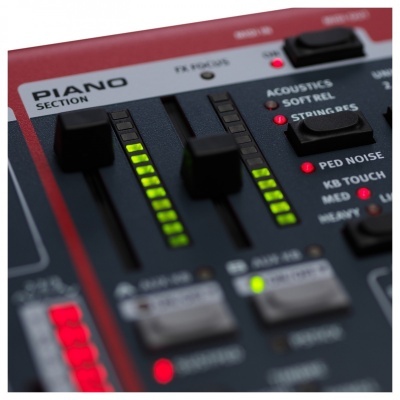 Painel de controlo de um teclado musical eletrónico com sliders e botões iluminados