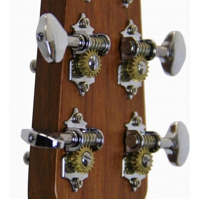Cabeça de guitarra de madeira com afinadores metálicos e engrenagens cromadas