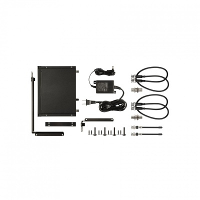 Kit de equipamento eletrónico preto com caixa, antenas, cabos, transformador e parafusos