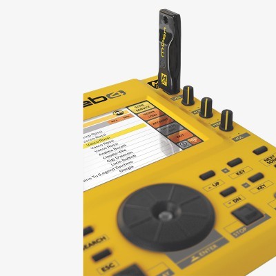 Consola eletrónica amarela com botões pretos e unidade USB preta inserida