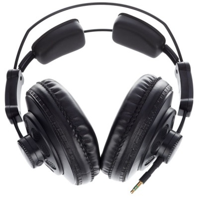 Auriculares preto com almofadas grandes e cabo com jack
