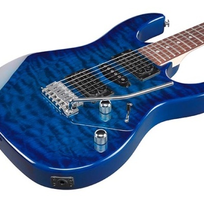 Guitarra elétrica azul com padrão quadriculado e peças cromadas