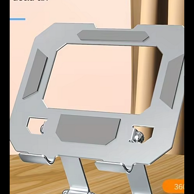 Suporte metálico prateado para dispositivos numa mesa de madeira