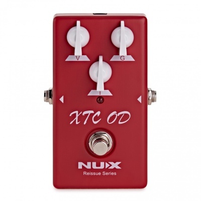 Pedal de guitarra vermelho com botões brancos e texto NUX XTC OD.