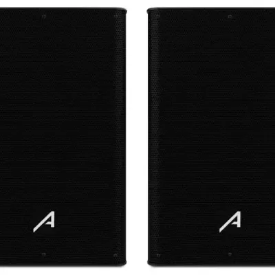 Par de colunas pretas com logótipo branco em formato de letra A