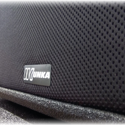 Coluna de som preta com logótipo UNKA