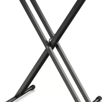 Suporte para teclado em forma de X preto sobre fundo branco