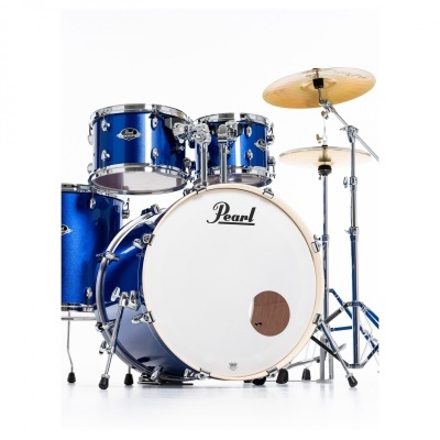 Bateria musical azul Pearl com pratos metálicos em fundo branco