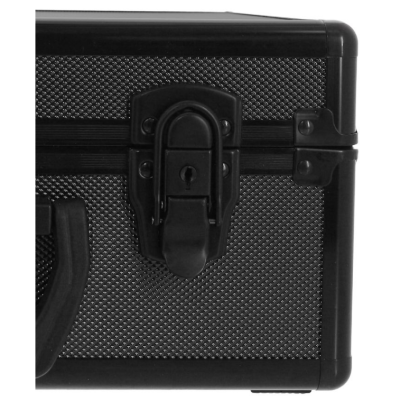 Mala preta com fecho e textura em relevo