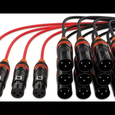 cabos áudio com conectores XLR pretos e detalhes laranja