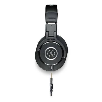 Auscultadores pretos Audio-Technica ATH-M40x com cabo ligado