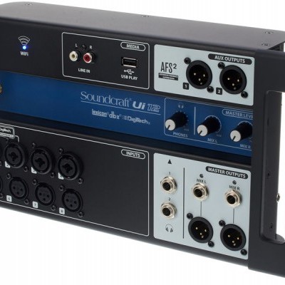 Equipamento de áudio Soundcraft Ui12 com várias entradas e saídas, botões e indicadores em fundo branco