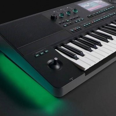 Teclado eletrônico preto com teclas e joystick