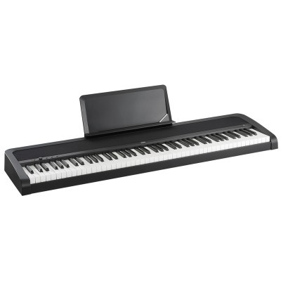 Piano digital preto com 88 teclas e suporte para partituras