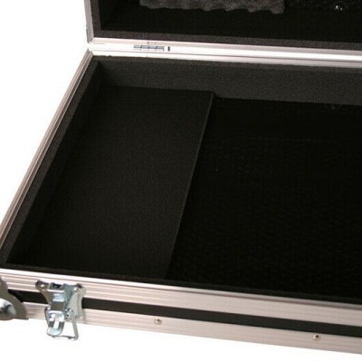 Mala de transporte em alumínio com interior preto acolchoado