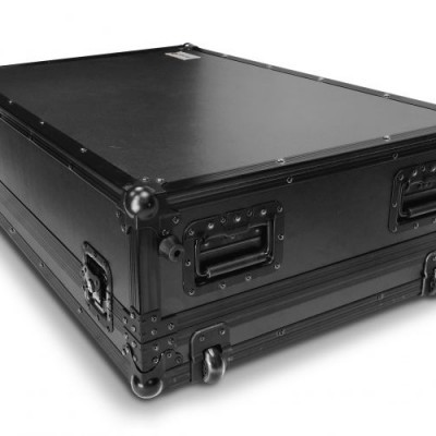 Mala preta retangular robusta com cantos metálicos reforçados