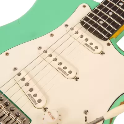 Guitarra elétrica verde claro com escudo branco e captadores WILKINSON