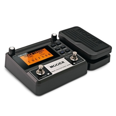Pedaleira de guitarra Mooer Gt100 preta com ecrã digital laranja e pedal integrado