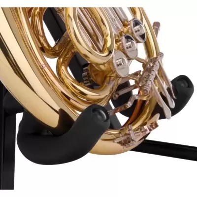 Instrumento musical de latão dourado apoiado num suporte preto