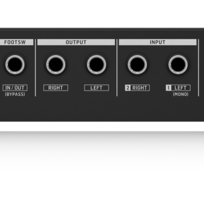 Painel traseiro de equipamento eletrónico preto com conectores áudio e texto branco.