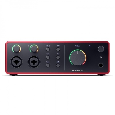 Interface de áudio Focusrite Scarlett 4i4 com botões e conectores no painel frontal