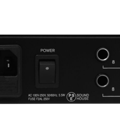 Parte traseira de equipamento de som preto com entradas de áudio numeradas e botão power