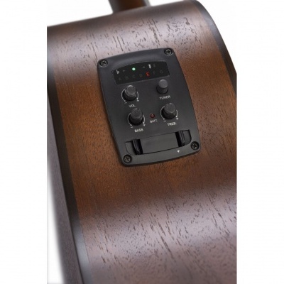 guitarra acústica de madeira castanha com painel de controle embutido preto