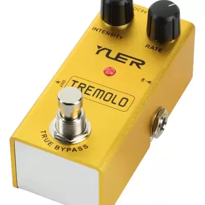 Pedal de efeito para guitarra elétrico amarelo com botões pretos e texto TREMOLO YLER