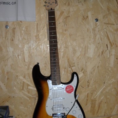 Guitarra elétrica sunburst com três captadores e alavanca de ponte