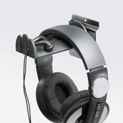 Auscultadores pretos HD 205 com cabo preto numa estrutura metálica para pendurar