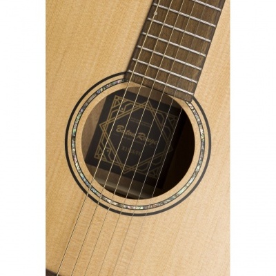 Violão acústico de madeira clara com cordas e roseta decorativa