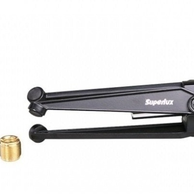 Suporte de microfone Superlux preto com acessórios em fundo branco