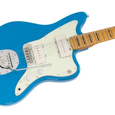 Guitarra elétrica azul com braço em madeira clara e três captadores brancos