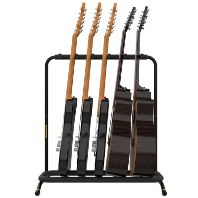 Suporte preto para cinco guitarras com cinco guitarras acústicas