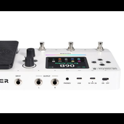 Pedaleira digital branca para guitarra ou baixo com visor e pedal de controlo