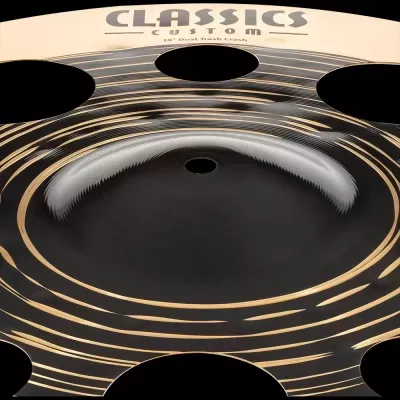 Placa de bateria preta CLASSICS CUSTOM com detalhes dourados e vários orifícios circulares.