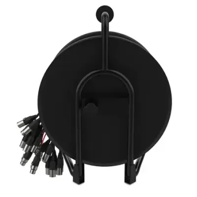 Carretel de cabos preto com conectores metálicos e estrutura em fundo branco