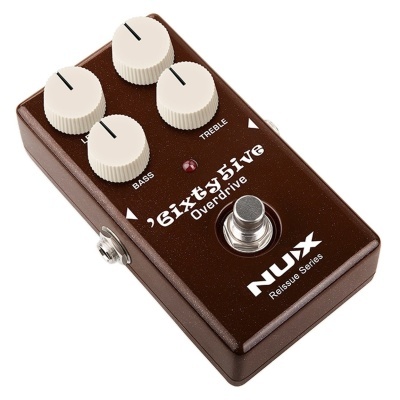 Pedal de guitarra NUX overdrive com botões brancos e corpo marron