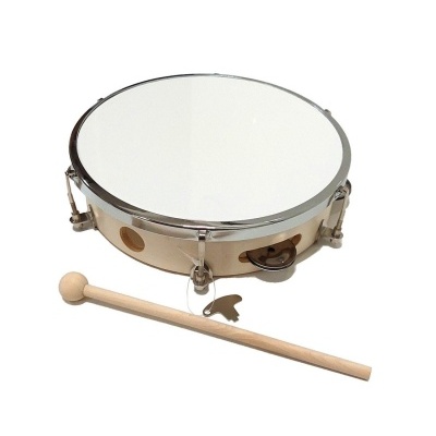 Pandeireta de madeira clara com pele branca e baqueta