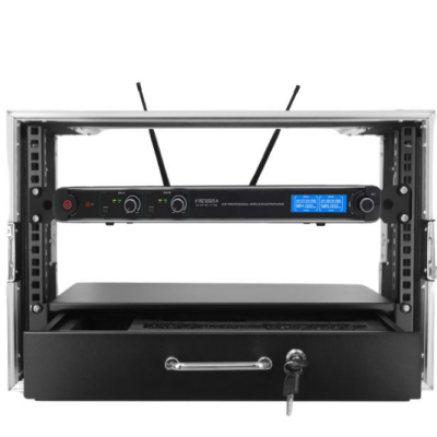 Microfone sem fios profissional num armário de equipamento áudio preto com antenas