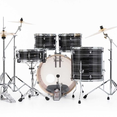 Bateria acústica preta e cinzenta com pratos e suportes metálicos