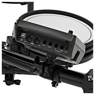 Detalhe de entrada e conectores numa bateria eletrónica preta.