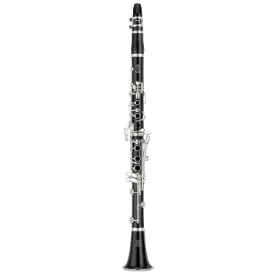 Clarinete preto com partes metálicas prateadas