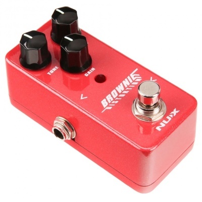 Pedal de efeito guitarra vermelho com botões pretos e metal