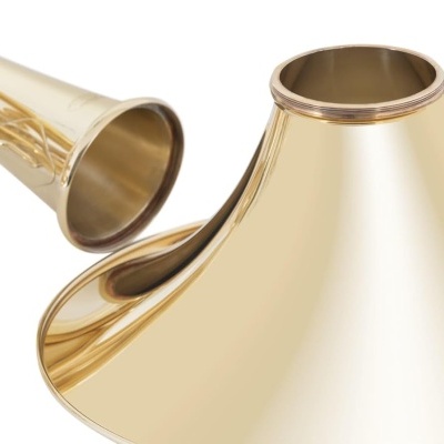 Trompa de latão brilhante com tubos enrolados e campânula larga